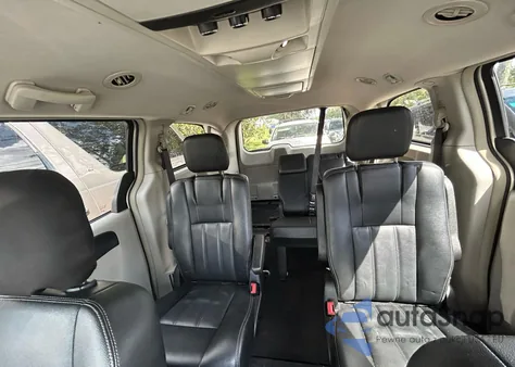 2016 Chrysler Town & Country Touring z USA, uszkodzony, nr VIN 2C4RC1BG1GR259868